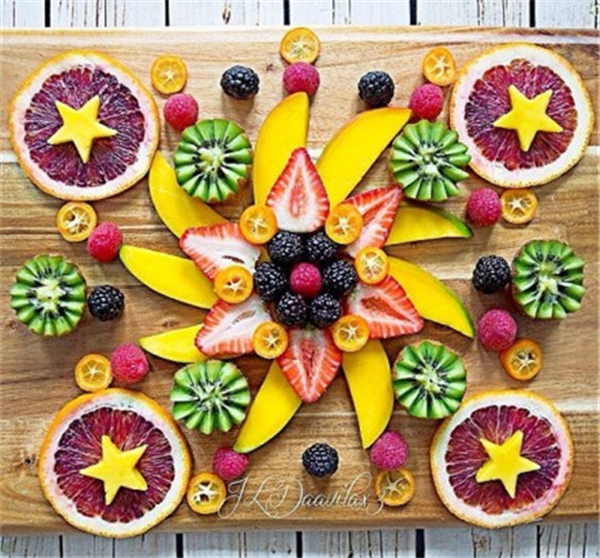 分量十足的漂亮水果拼盘，聚会招待客人还不学两招?