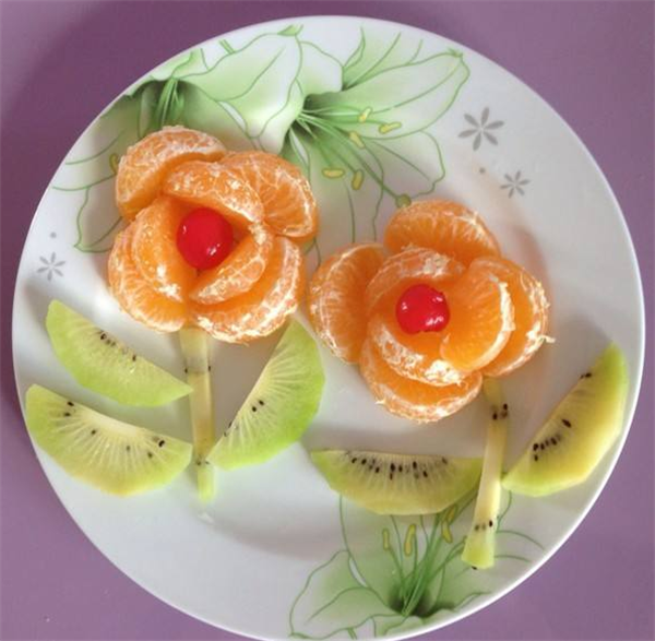 学校举办创意水果拼盘大赛,公布结果的最后一位小朋友气哭了