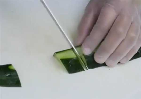 一根黄瓜完成水果拼盘制作,非常适合菜肴的黄瓜拼盘(图解)