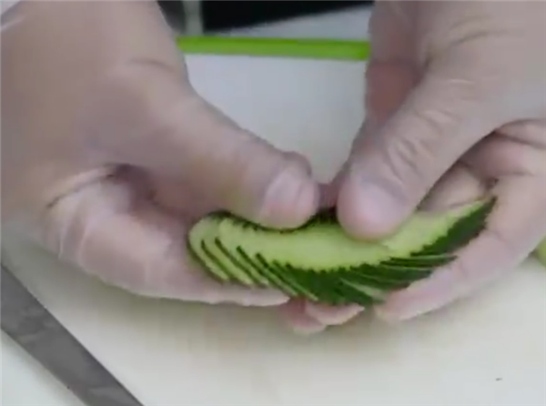 一根黄瓜完成水果拼盘制作,非常适合菜肴的黄瓜拼盘(图解)