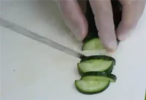 一根黄瓜完成水果拼盘制作,非常适合菜肴的黄瓜拼盘(图解)