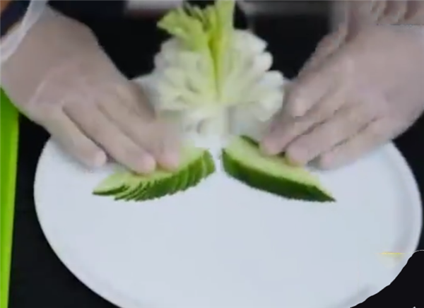 一根黄瓜完成水果拼盘制作,非常适合菜肴的黄瓜拼盘(图解)