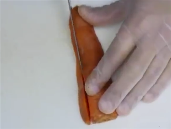 一根黄瓜完成水果拼盘制作,非常适合菜肴的黄瓜拼盘(图解)