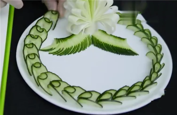 一根黄瓜完成水果拼盘制作,非常适合菜肴的黄瓜拼盘(图解)