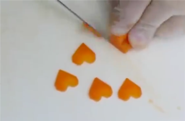 一根黄瓜完成水果拼盘制作,非常适合菜肴的黄瓜拼盘(图解)