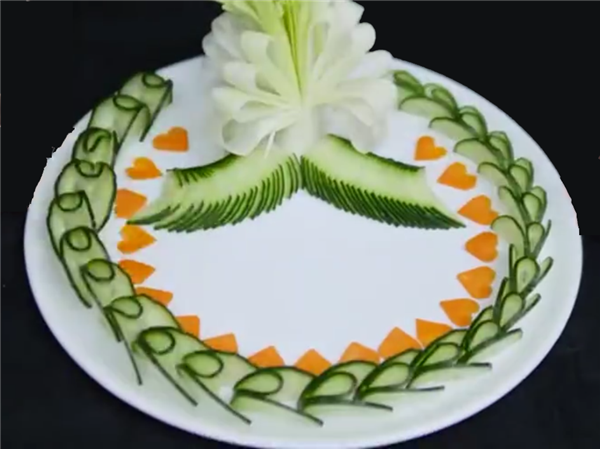 一根黄瓜完成水果拼盘制作,非常适合菜肴的黄瓜拼盘(图解)