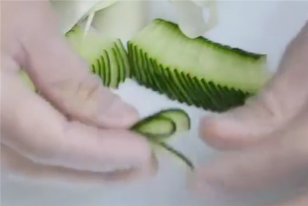 一根黄瓜完成水果拼盘制作,非常适合菜肴的黄瓜拼盘(图解)