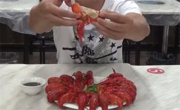 小龙虾的吃法剥法图解,吃小龙虾整壳褪去的吃法