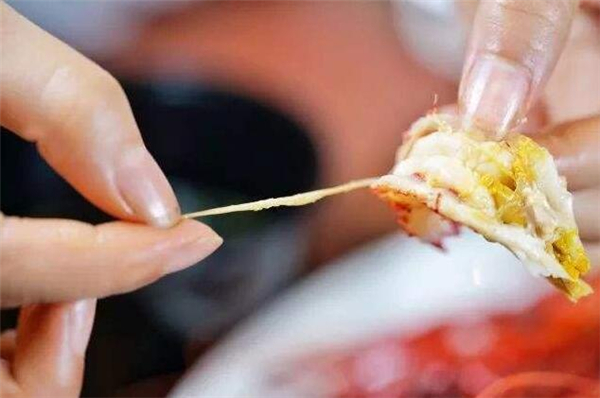 小龙虾的吃法剥法图解,吃小龙虾整壳褪去的吃法