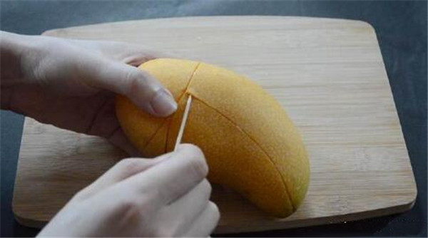 小芒果怎么剥皮吃方法,芒果最简单的剥皮方法
