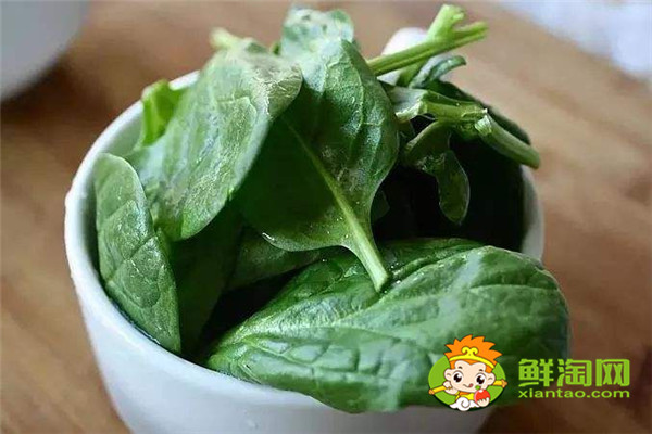 菠菜为什么要在水里过一遍,,菠菜煮久了还有营养吗