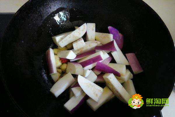 炒茄子前需要油炸吗,好吃美味的烧茄子原来这么简单