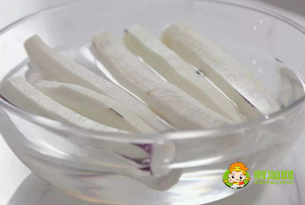 红烧茄子外酥里嫩窍门,炒前加点盐不油又好吃