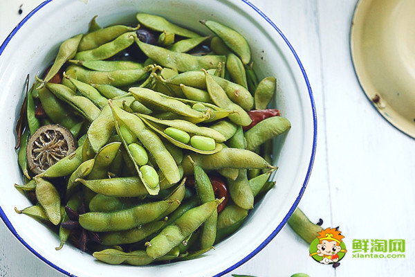 为什么煮毛豆水会变红,毛豆不能和什么一起吃